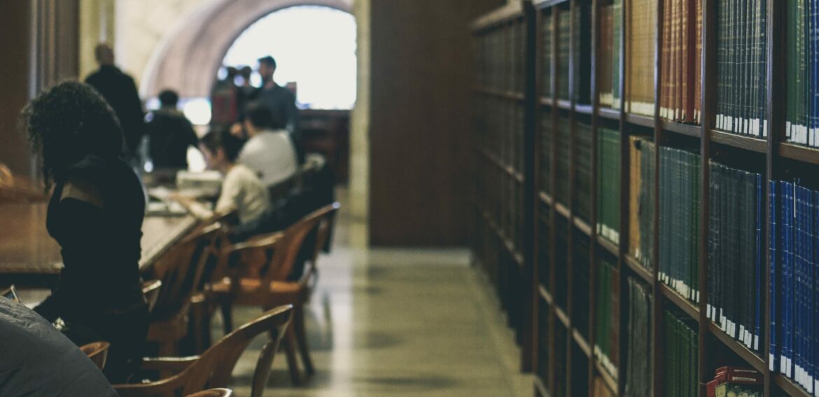 Oposiciones al Seris: ¿Apuntarme a una Academia o Estudiar por libre?